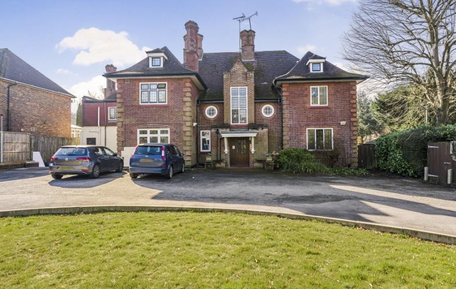 Flat Frithwood Avenue in London
