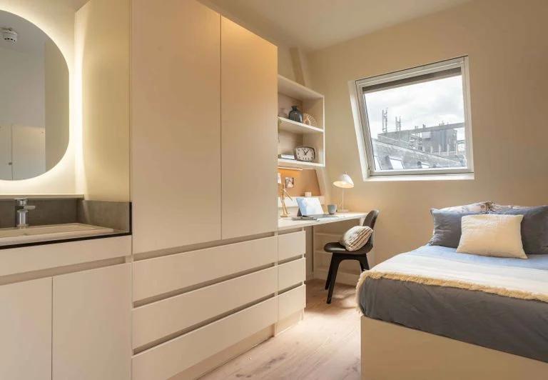 Room Holloway Road in Greater London