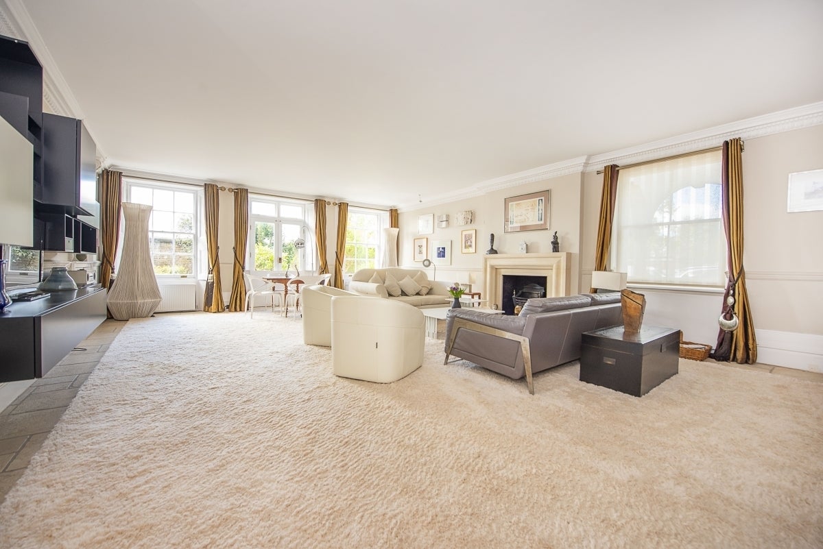 Flat Hampton Court Road in Greater London