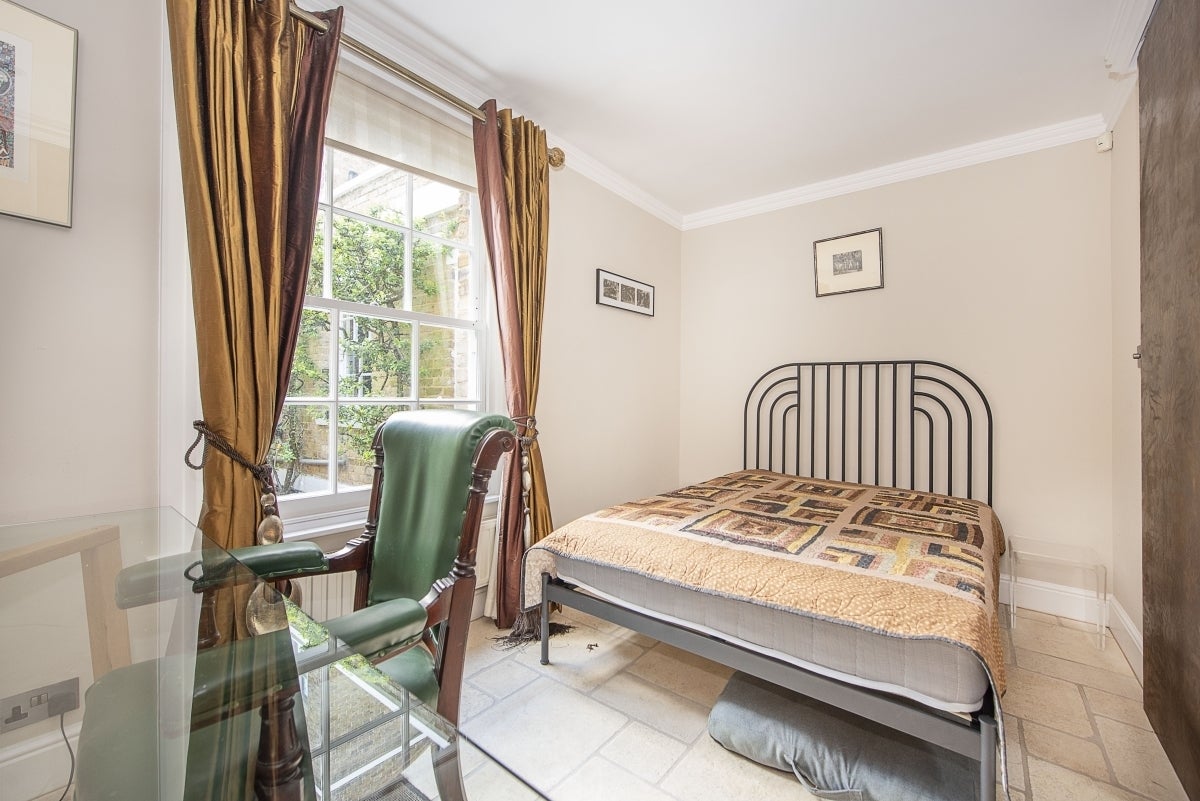 Flat Hampton Court Road in Greater London