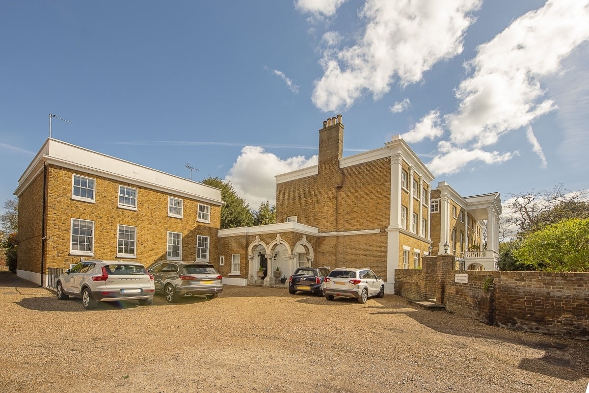 Flat Hampton Court Road in Greater London