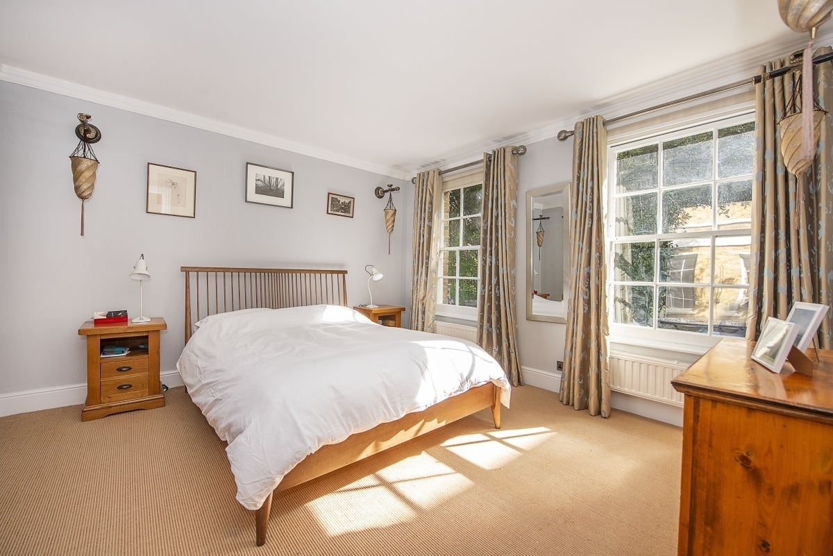 Flat Hampton Court Road in Greater London