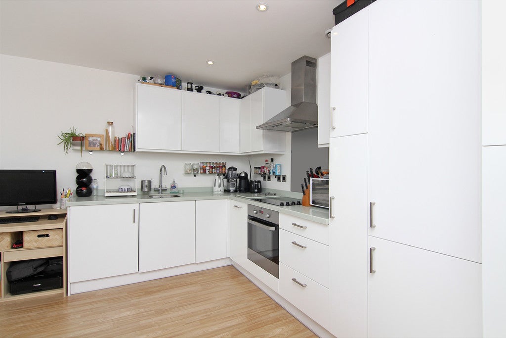 Flat Garden Road in Greater London