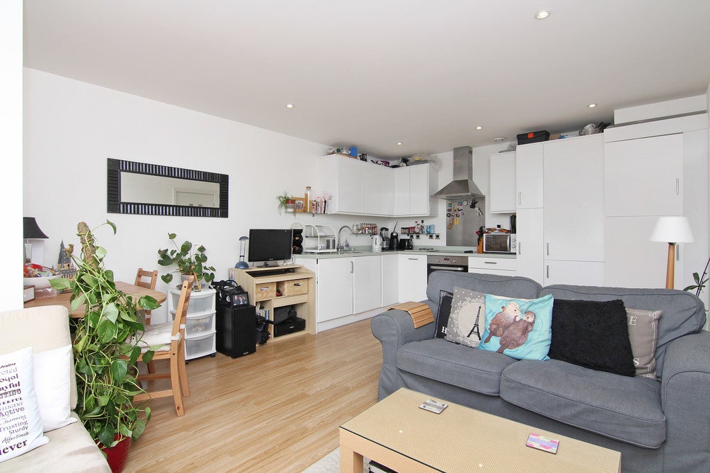 Flat Garden Road in Greater London