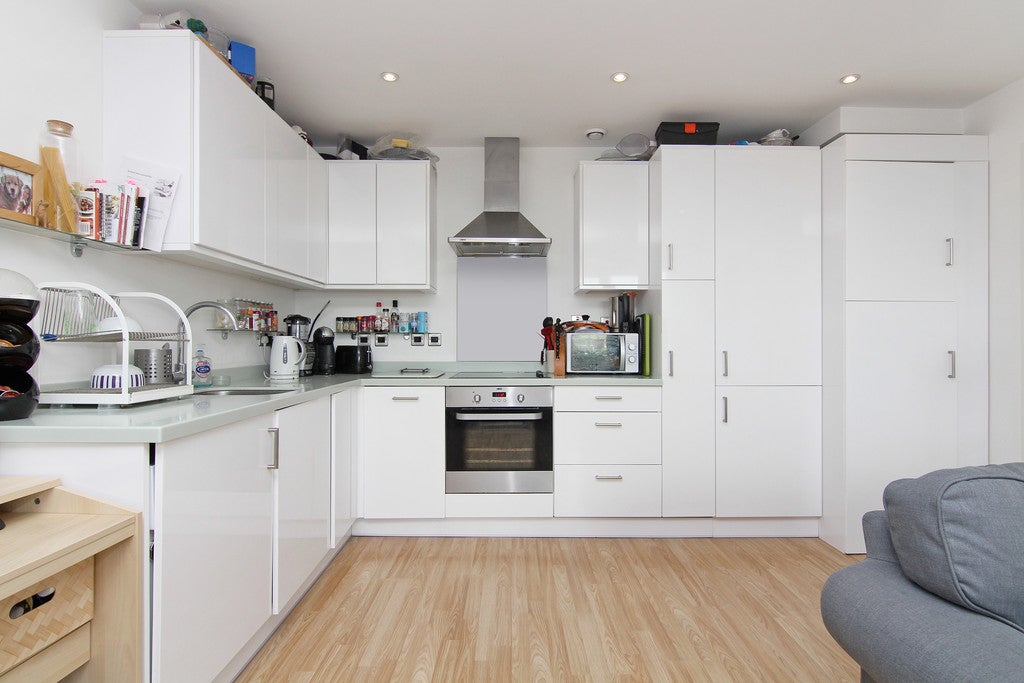 Flat Garden Road in Greater London