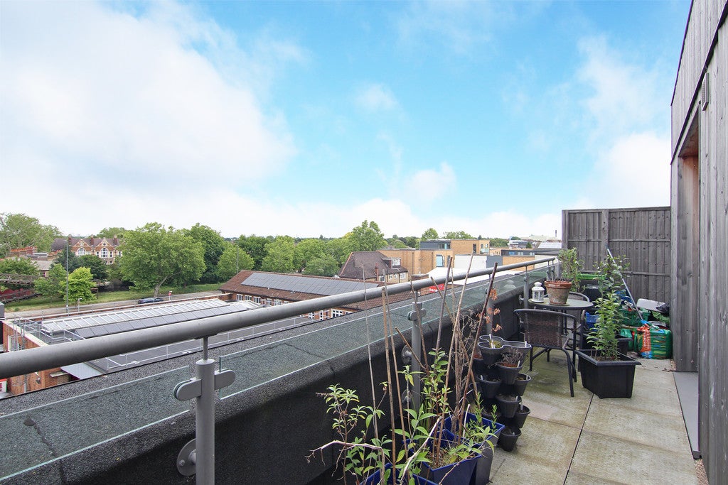 Flat Garden Road in Greater London