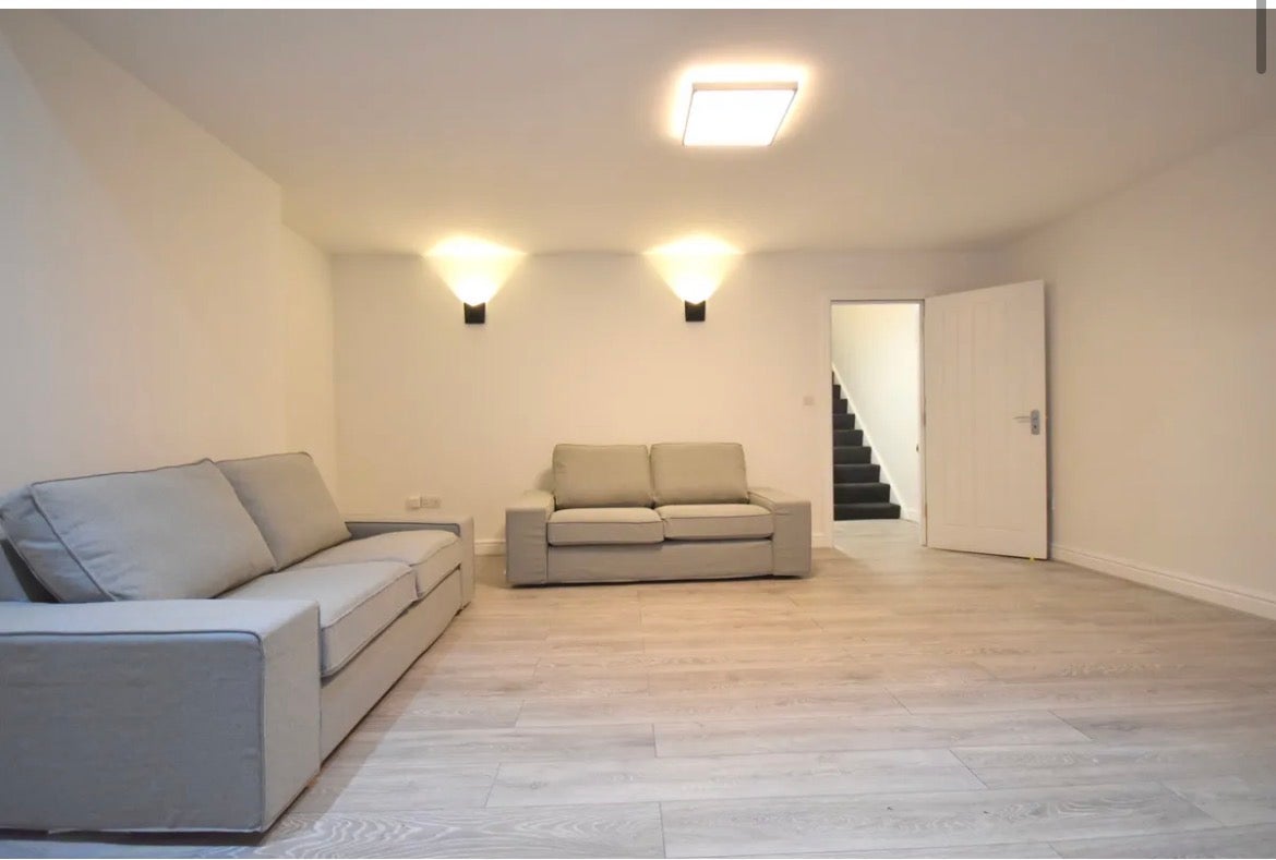 Flat Parklands Road in Greater London
