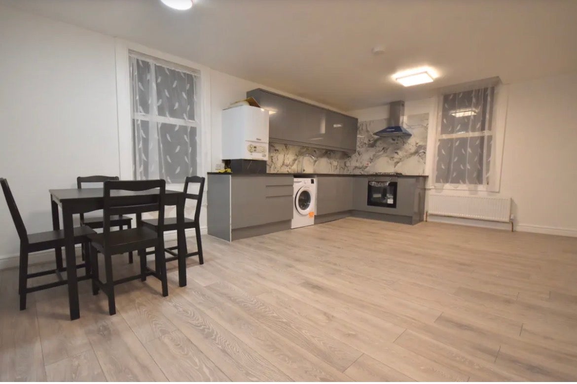 Flat Parklands Road in Greater London