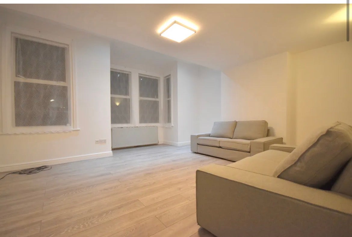 Flat Parklands Road in Greater London