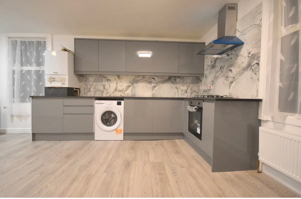 Flat Parklands Road in Greater London