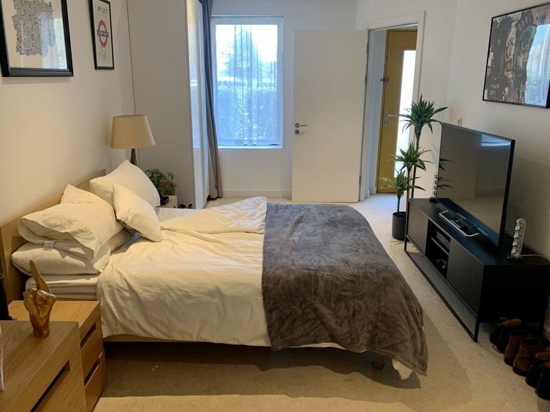 Room Mirabelle Gardens in Greater London