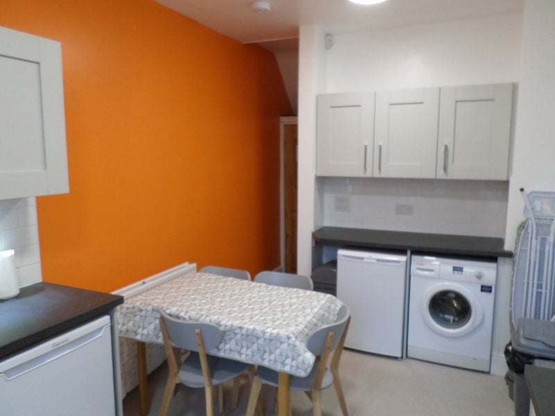 Room Ashford Road in Manchester