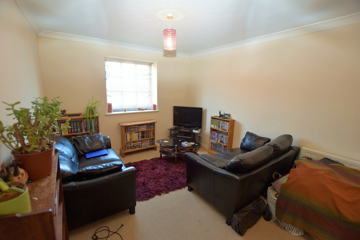 Flat Albany Gardens in Colchester