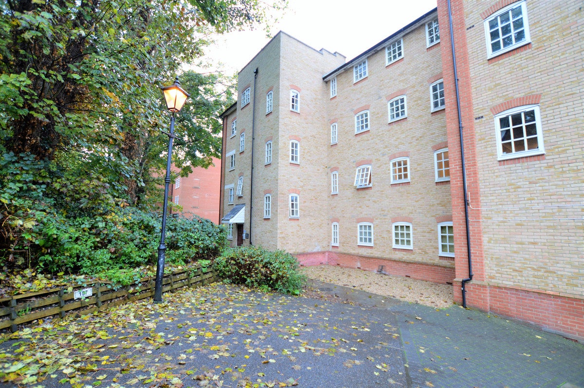 Flat Albany Gardens in Colchester