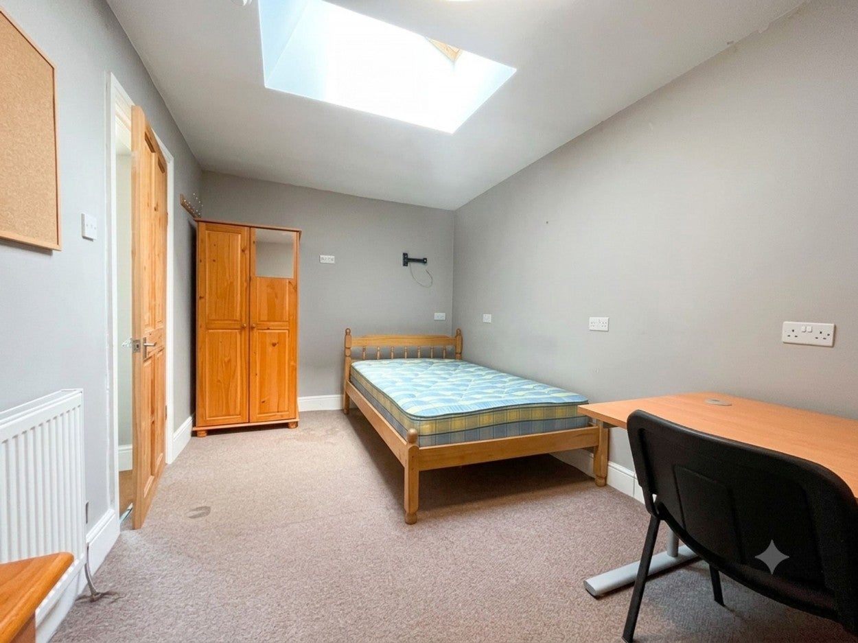 Room Conygre Road in Bristol