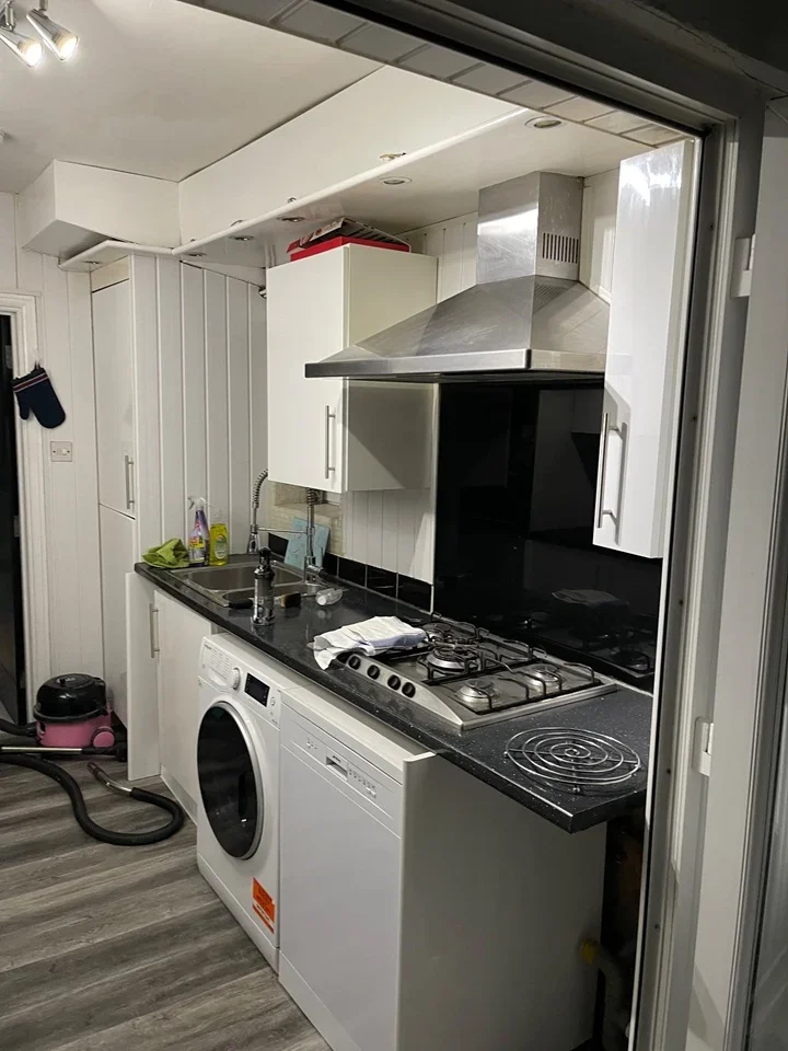 Room Oval Road South in Greater London