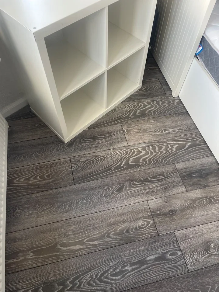 Room Oval Road South in Greater London