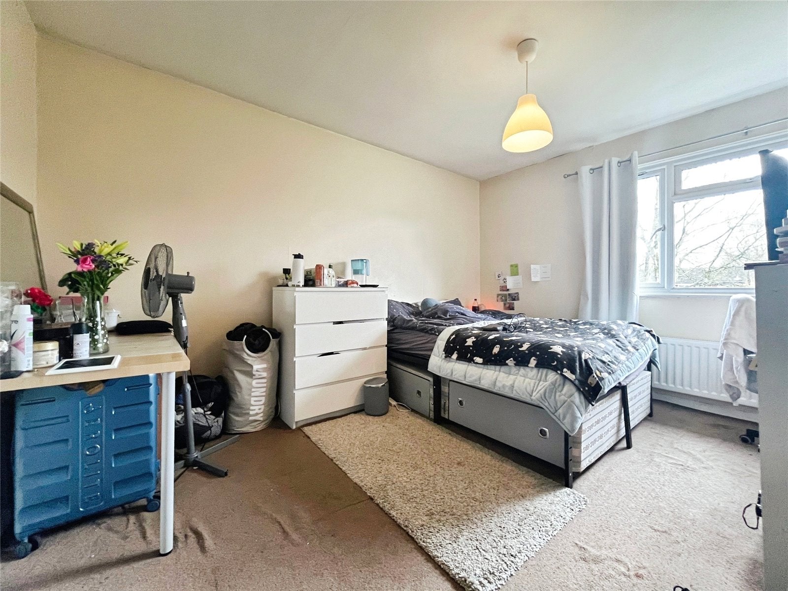 Flat Elmbank Avenue in Borough of Runnymede