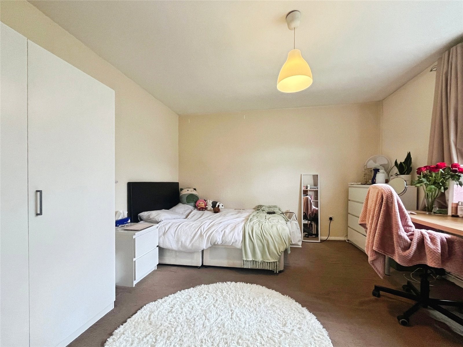 Flat Elmbank Avenue in Borough of Runnymede