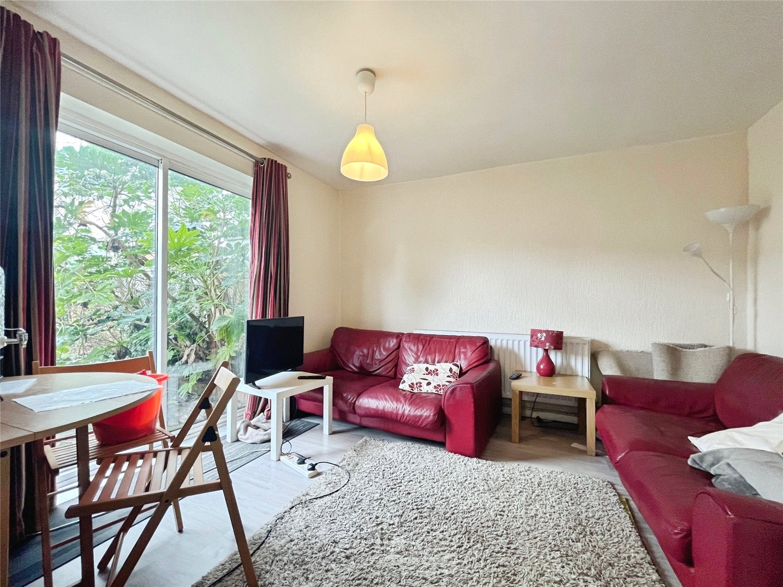 Flat Elmbank Avenue in Borough of Runnymede