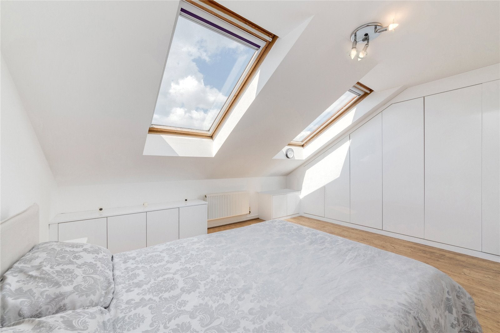 Flat Schooner Close in Greater London