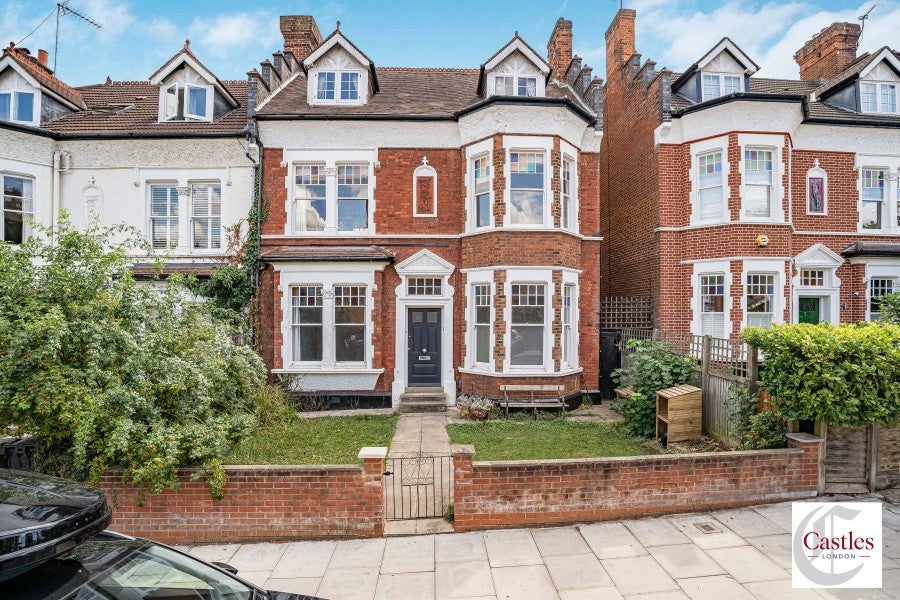 Flat Crescent Road in Greater London