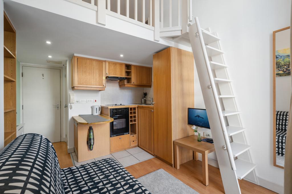 Flat Fairholme Road in Greater London