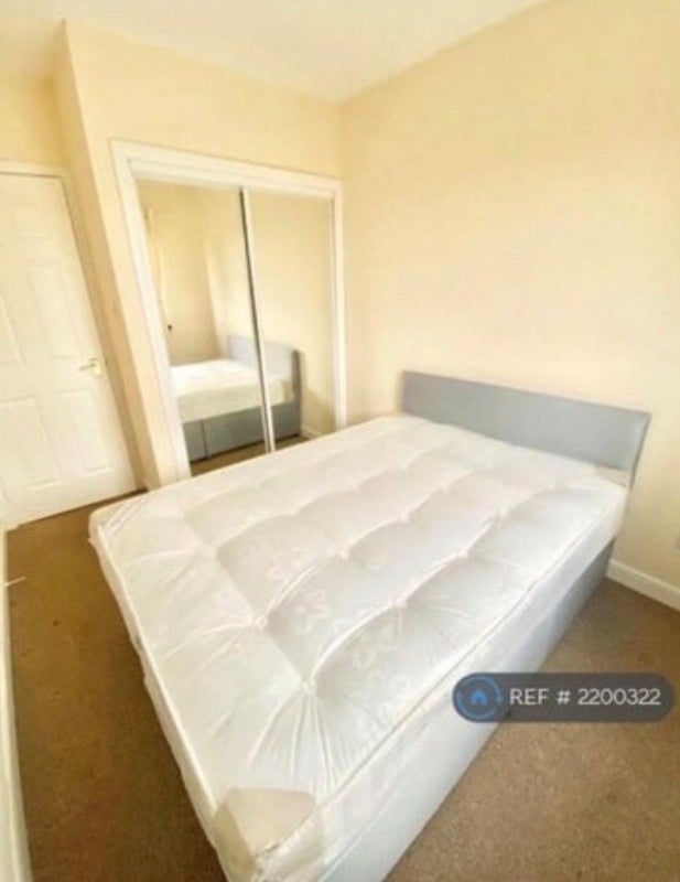 Room Springburn Road in Glasgow