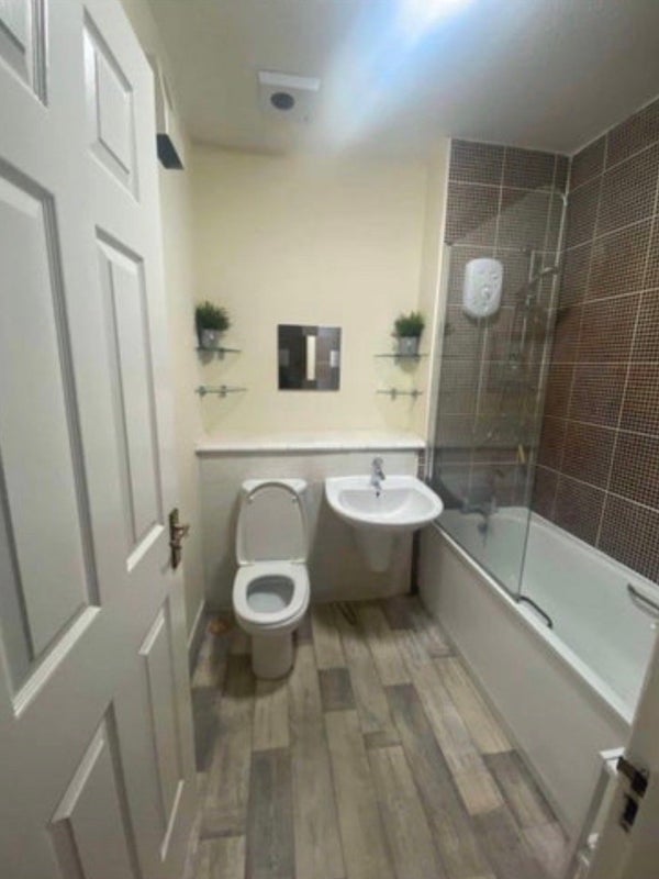 Room Springburn Road in Glasgow