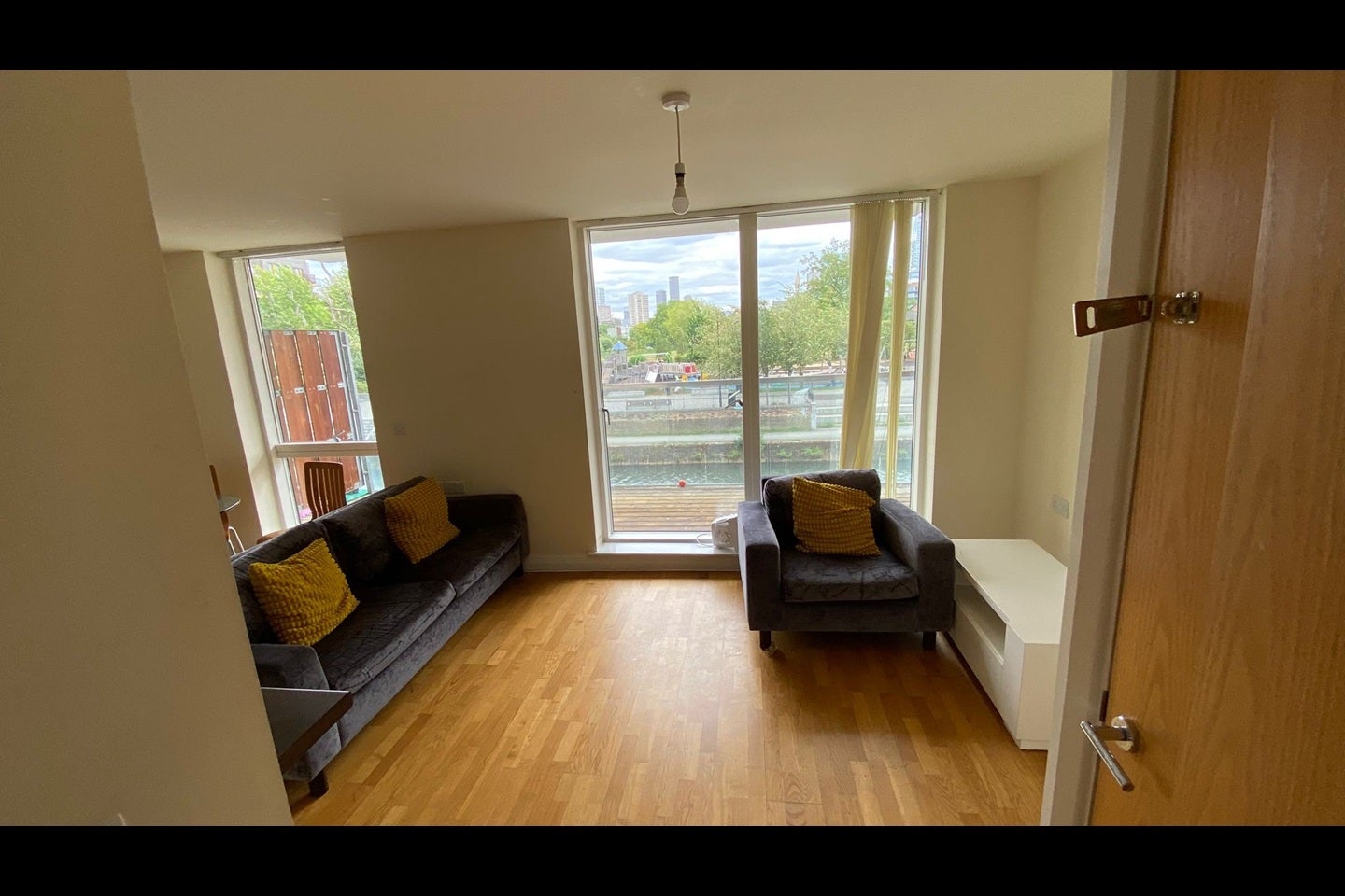 Flat Thomas Road in Greater London