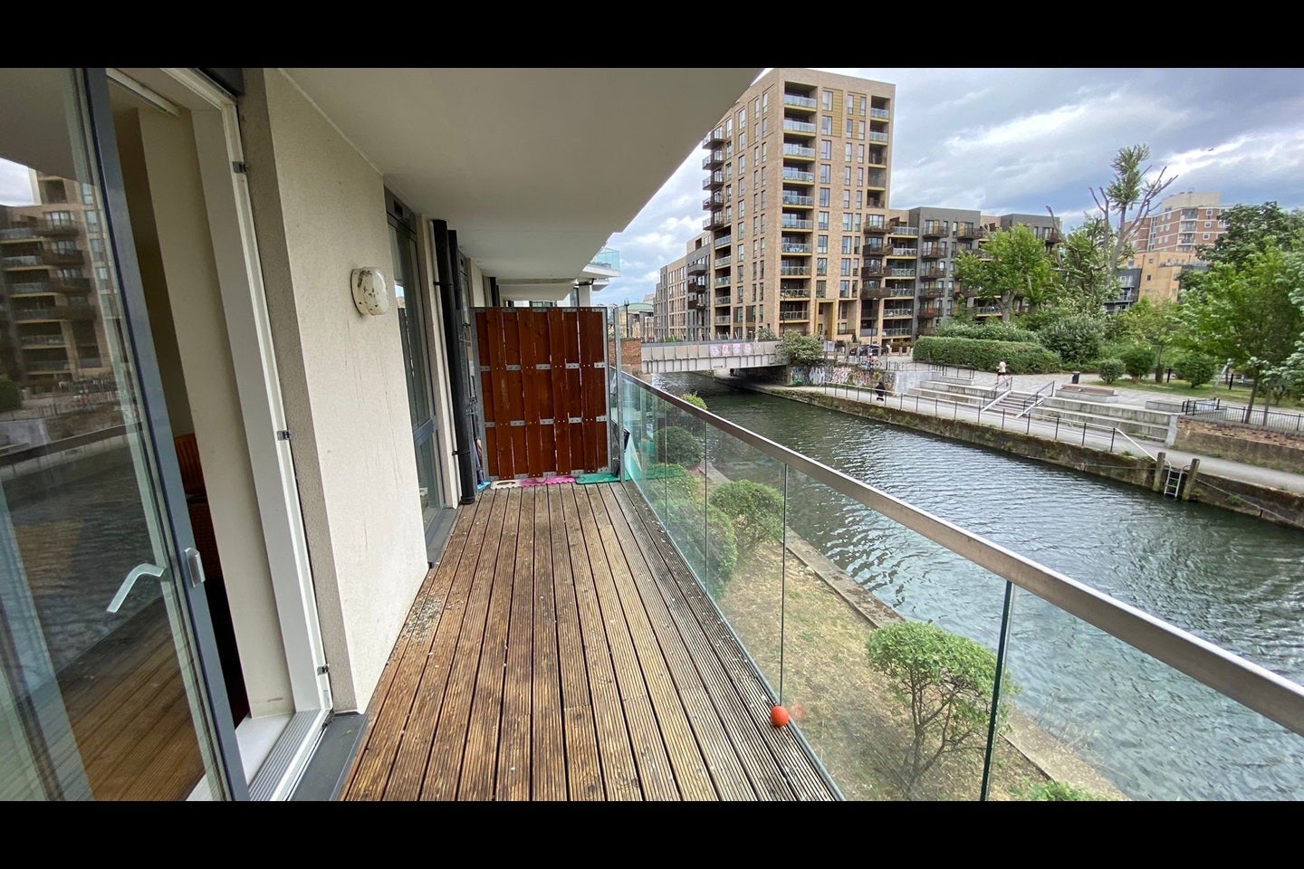Flat Thomas Road in Greater London