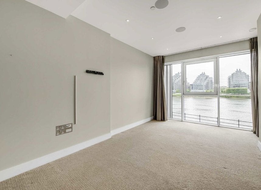 Flat Central Avenue in Greater London
