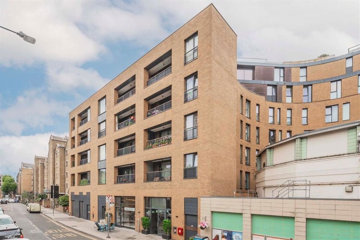 Flat Wapping High Street in Greater London