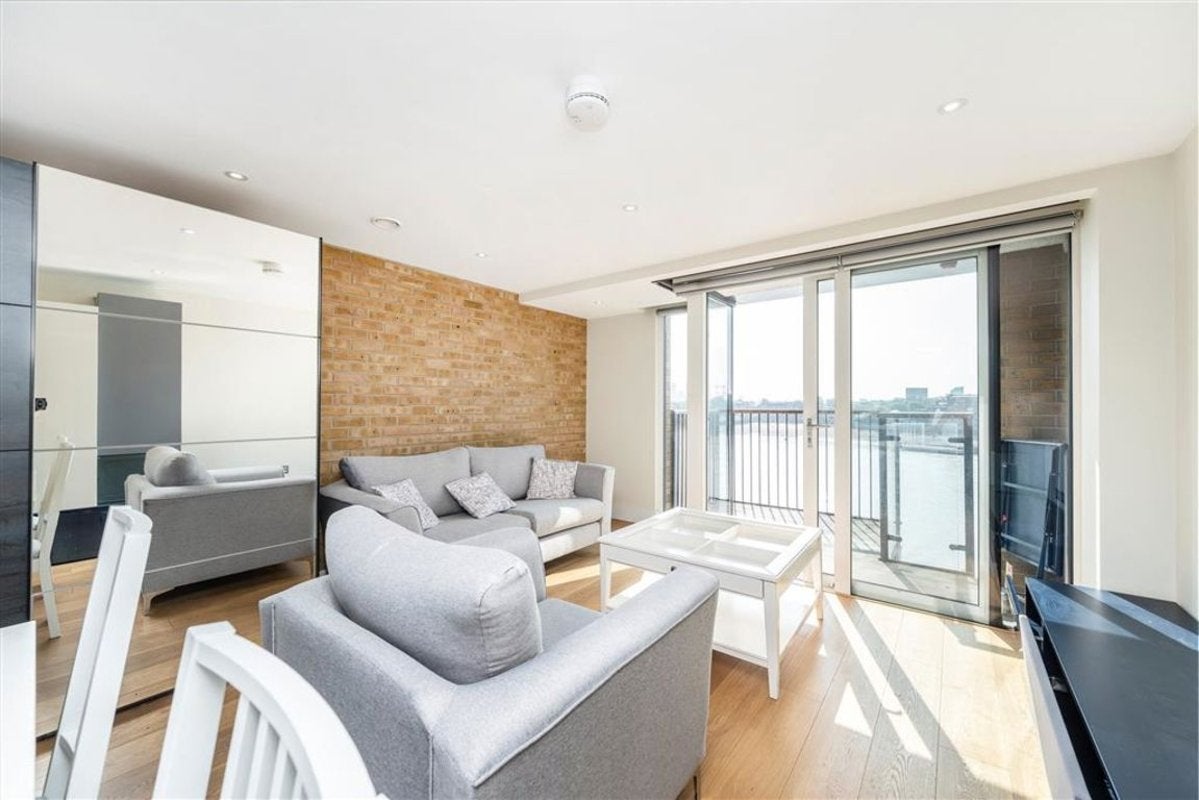 Flat Wapping High Street in Greater London