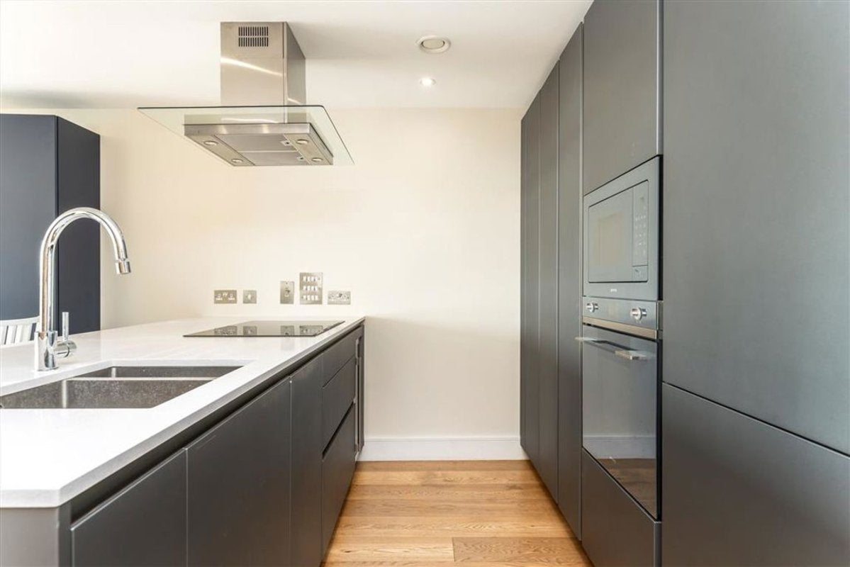 Flat Wapping High Street in Greater London