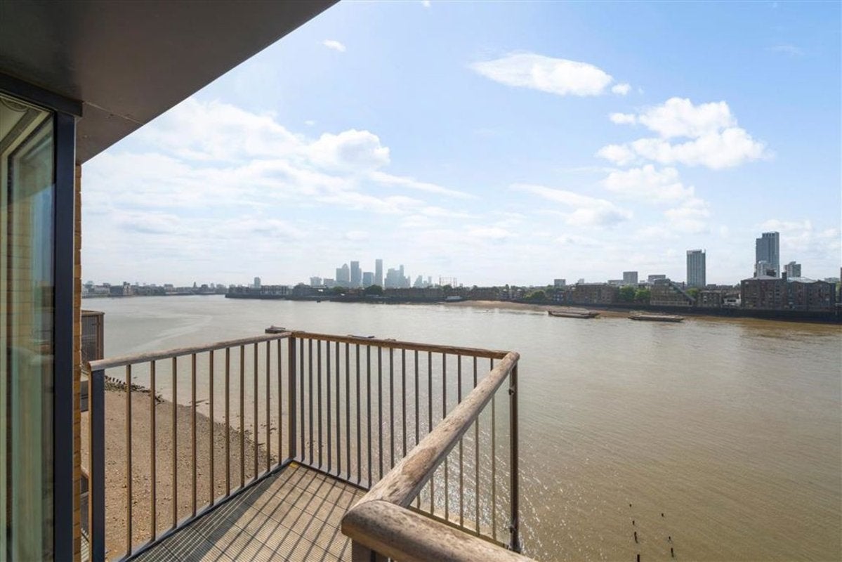Flat Wapping High Street in Greater London