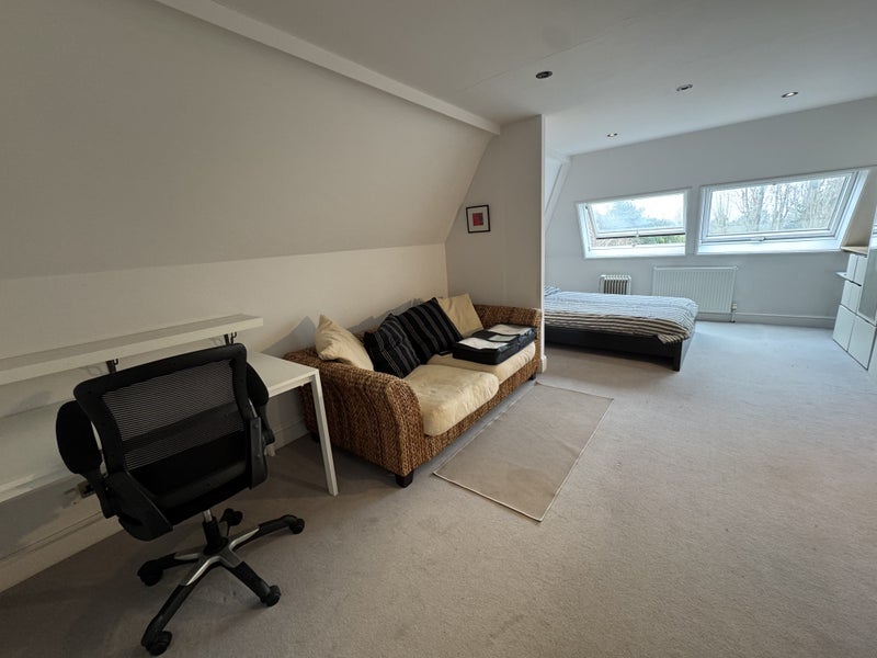 Room Hillside Road in Greater London