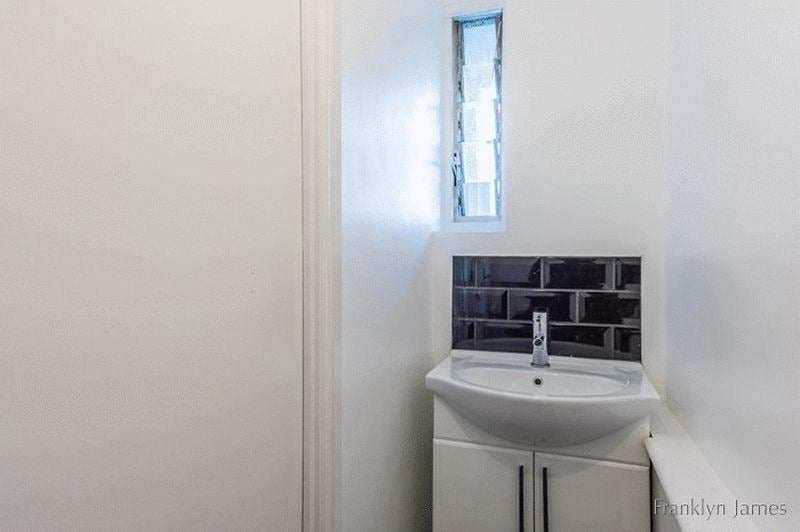 Room Devenay Road in Greater London