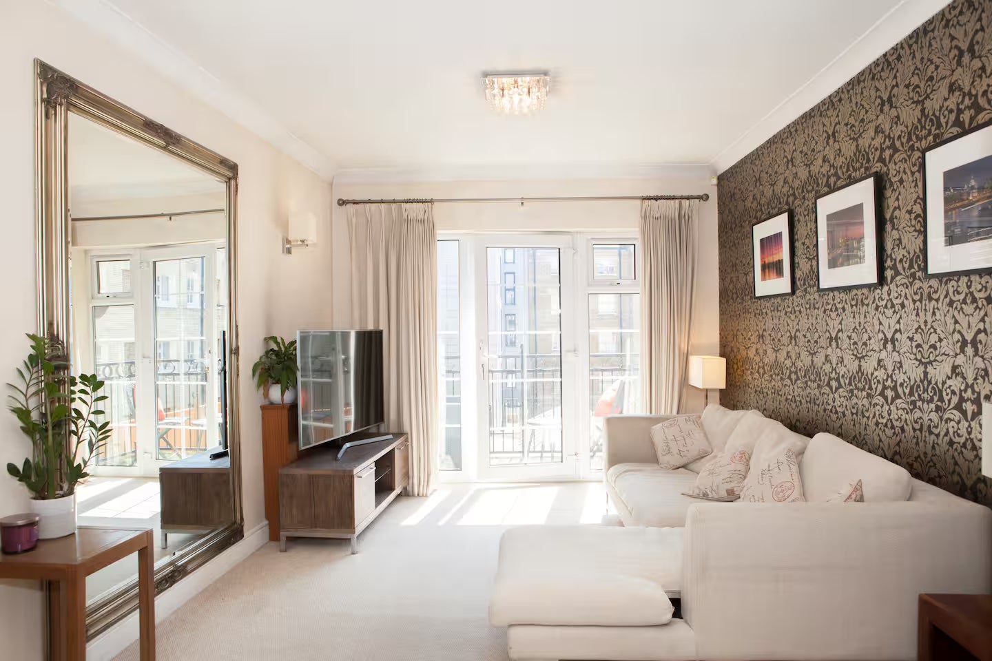 Flat Royal Mint Street in Greater London