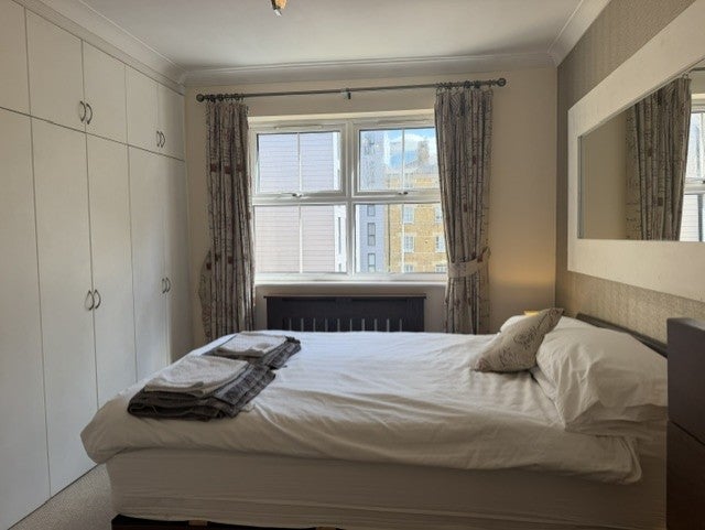 Flat Royal Mint Street in Greater London
