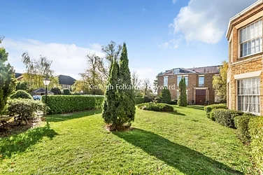 Flat Highgrove Close in Greater London