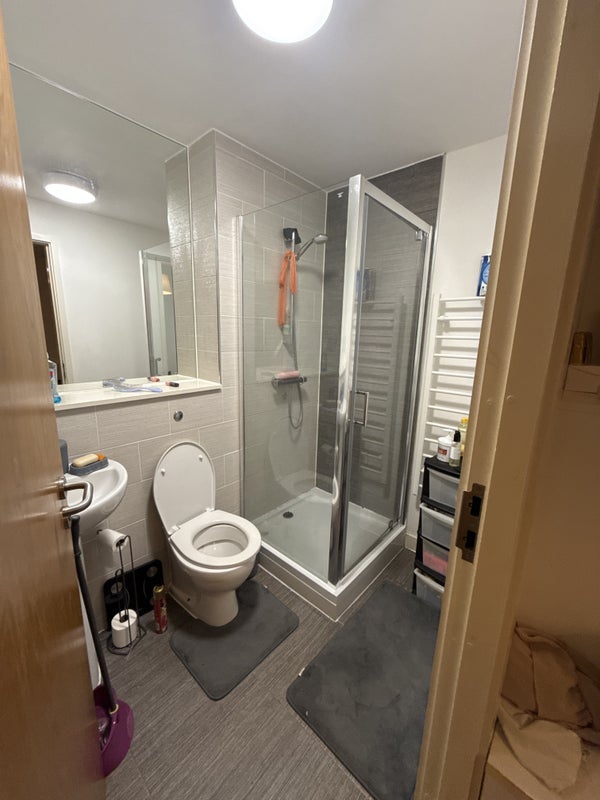 Room Bouverie Court in Leeds