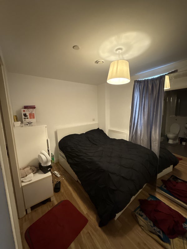 Room Bouverie Court in Leeds