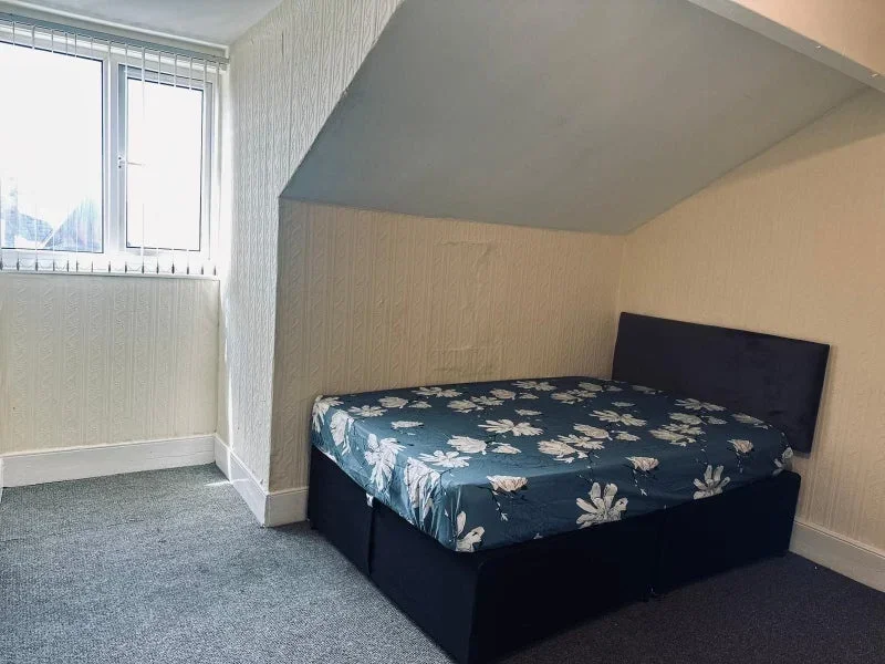 Room Rotton Park Road in Birmingham