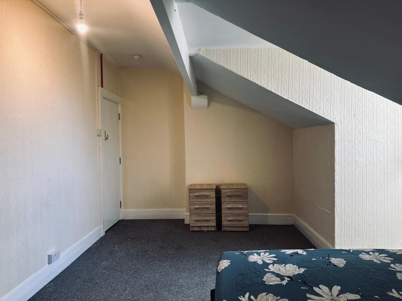 Room Rotton Park Road in Birmingham