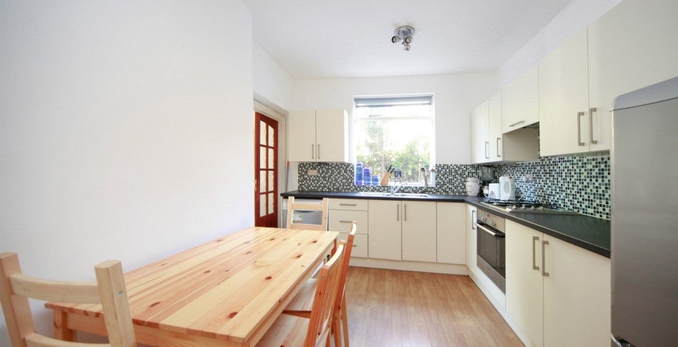 Flat Stapleton Road in Greater London