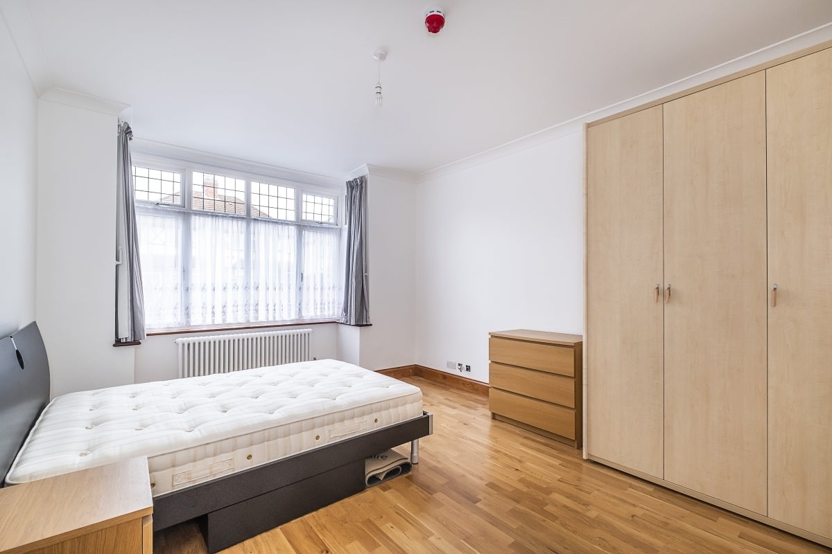 Room Taunton Avenue in Greater London