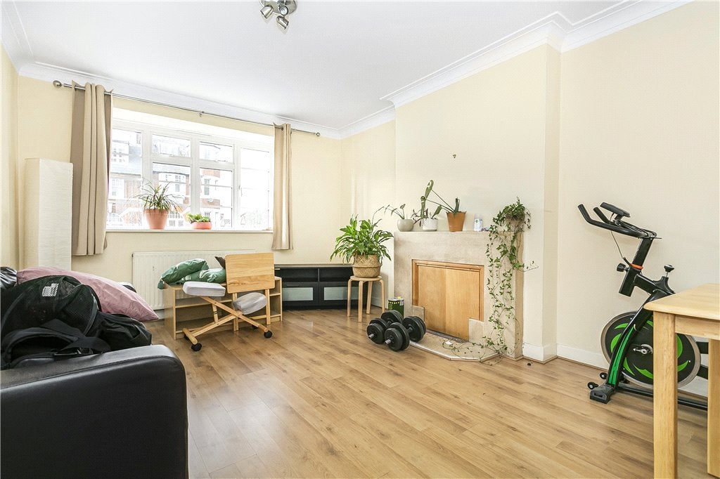 Flat Streatham High Road in Greater London