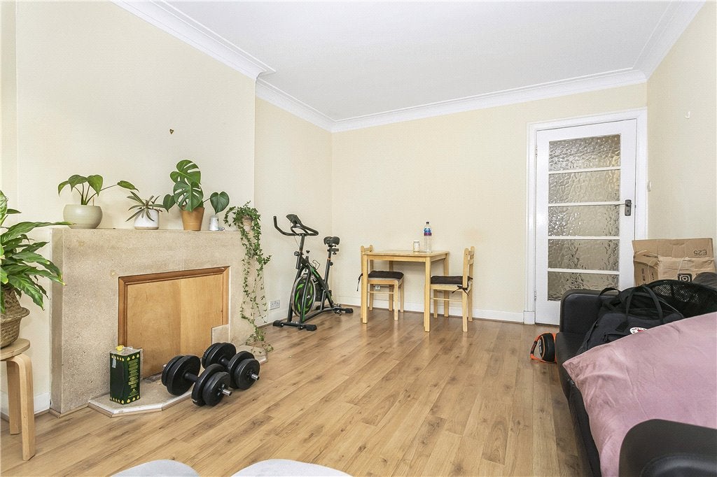 Flat Streatham High Road in Greater London
