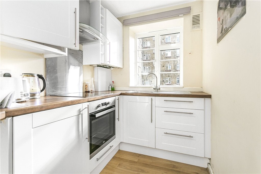 Flat Streatham High Road in Greater London
